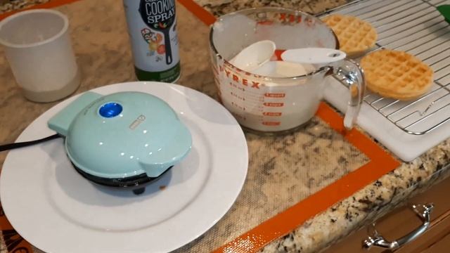 DASH Mini Waffle Maker смотреть онлайн