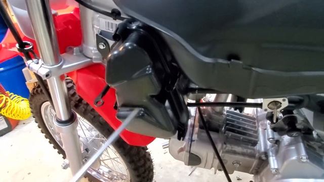 How to access the air filter battery Honda CRF110 CRF110F Minibike foam Twin Air смотреть онлайн