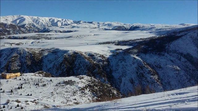 Tekesu.  Работа ратрака на верхней трассе.