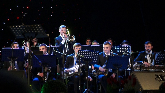 Jazzowy koncert do filharmonii, wejścia przez scenę, 6 marca смотреть онлайн