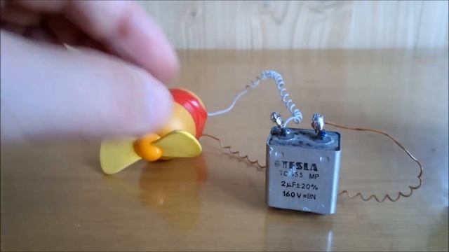 ПРОСТЕЙШИЙ ВЕЧНЫЙ ДВИГАТЕЛЬ Работает от запрещенного конденсатора TESLA ? смотреть онлайн