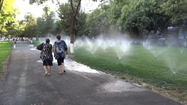 Ташкент   Полив газона  Очень красиво !!!Tashkent Lawn Watering Is Very Beautiful !!!