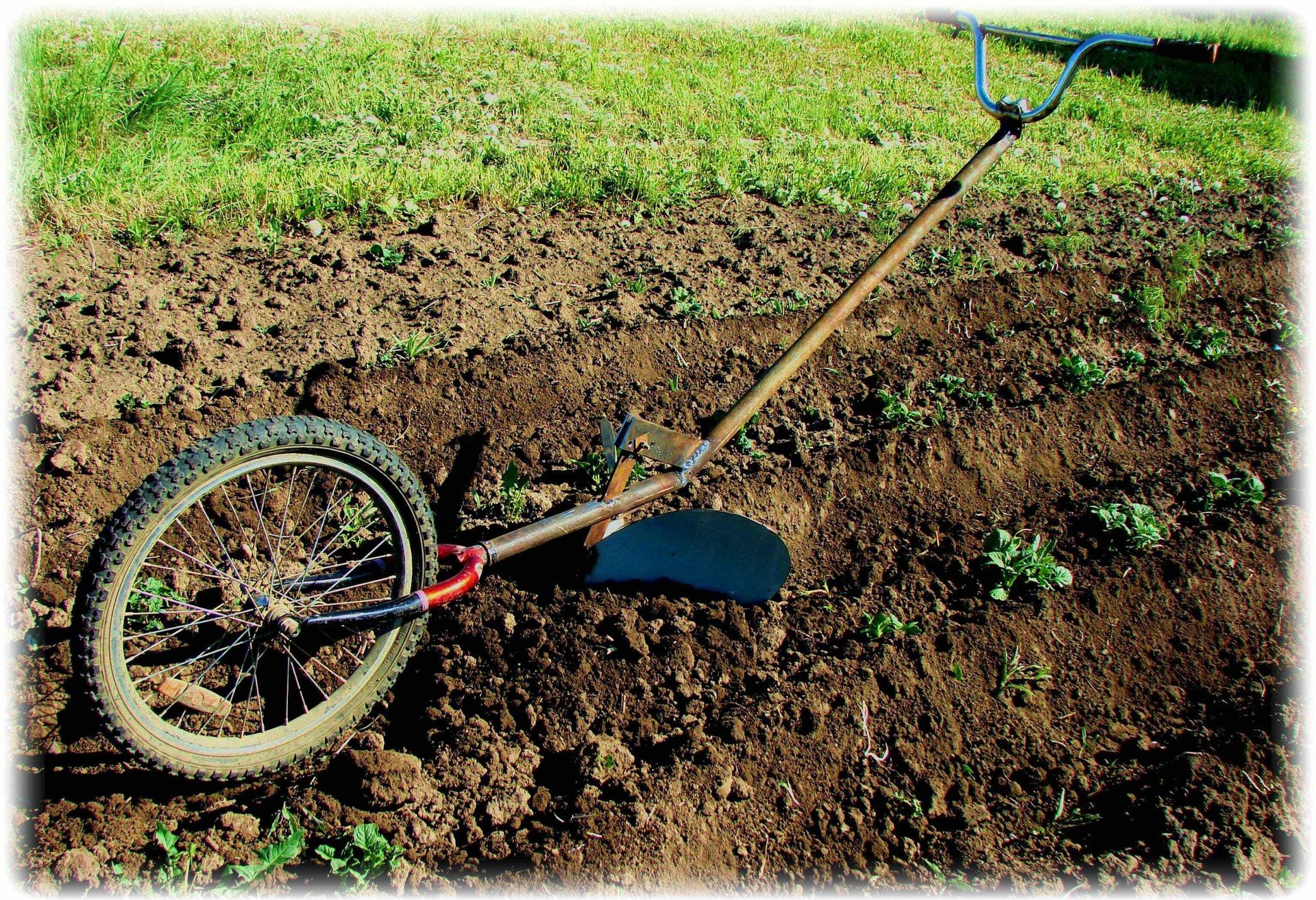 Изготавливаем ручной окучник.mpg