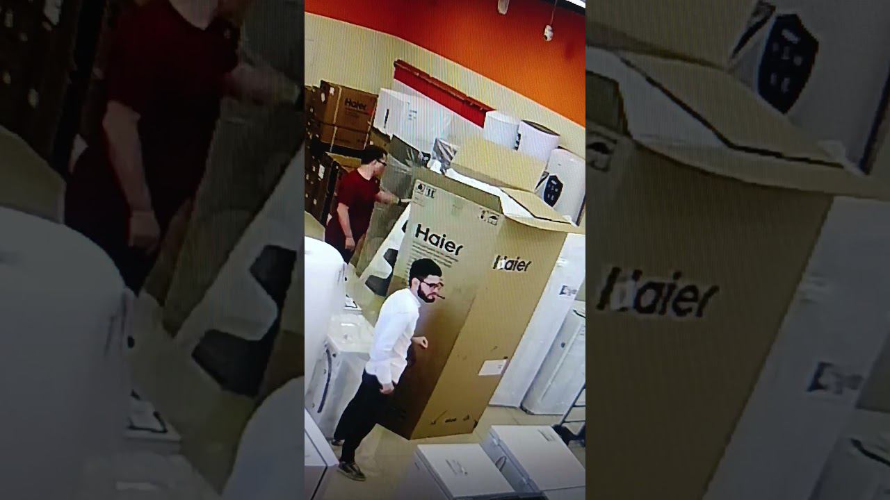 Продавец из DNS (ДНС) распаковывает холодильник смотреть онлайн