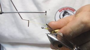 Обзор инструментов для муховязки. Принцип работы узловяза. Формируем узел на мушке руками