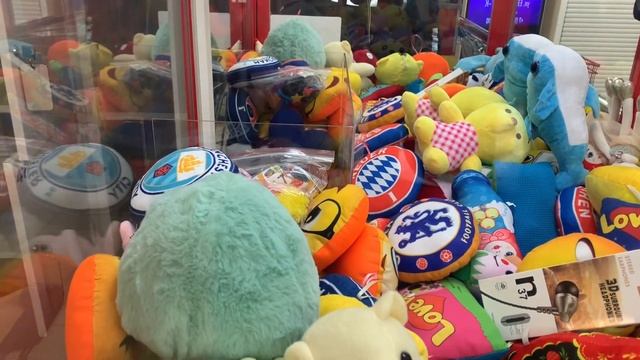 КАК ВЫТАЩИТЬ ИГРУШКУ ИЗ АВТОМАТА ХВАТАЙКА??? смотреть онлайн