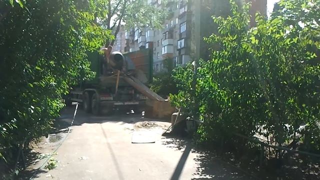 Монтаж мусорных контейнеров (часть 5). Заливка бетонной площадки. смотреть онлайн