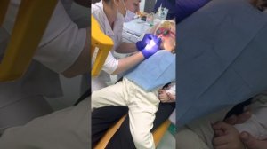 Маша первый раз лечит зубы у стоматолога