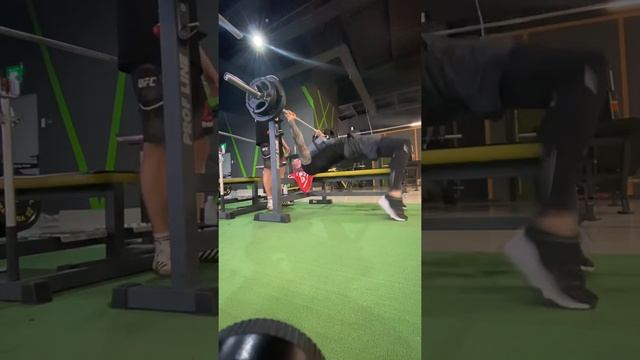 Жим штанги лежа на брусок смотреть онлайн