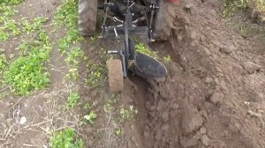 Минитрактор- переломка. Начало вспашки.