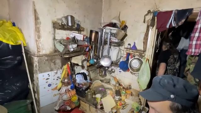 В Киеве четырехкомнатную квартиру в центре мужчина превратил в свалку  ее продал #СуперСус