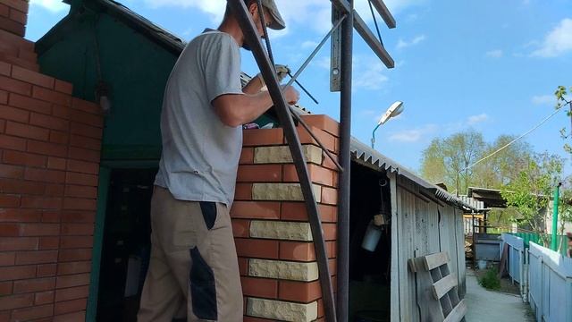 кладка сухого кирпича на столбах под прутик