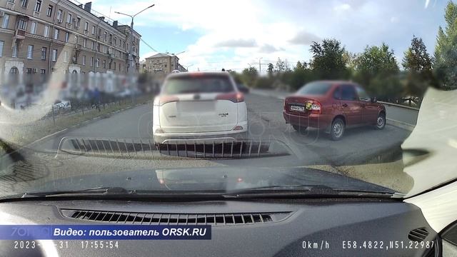 ПешеЛОХИ чудом не попали под колёса, перебегая дорогу на улице Станиславского в Орске смотреть онлайн