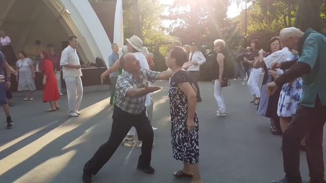 ТАМ ЗА РЕКОЮ ПЛЯСКА ИДЁТ! ТАНЦЫ В ПАРКЕ ГОРЬКОГО ХАРЬКОВ смотреть онлайн