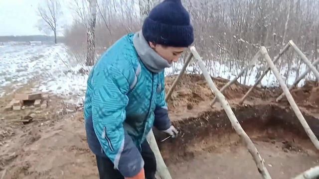 СТОРИМ ЗЕМЛЯНКУ ШКОЛЬНИКОВ - 2 часть - СТРОИМ КРЫШУ! ДОМ ПОД ЗЕМЛЕЙ! смотреть онлайн