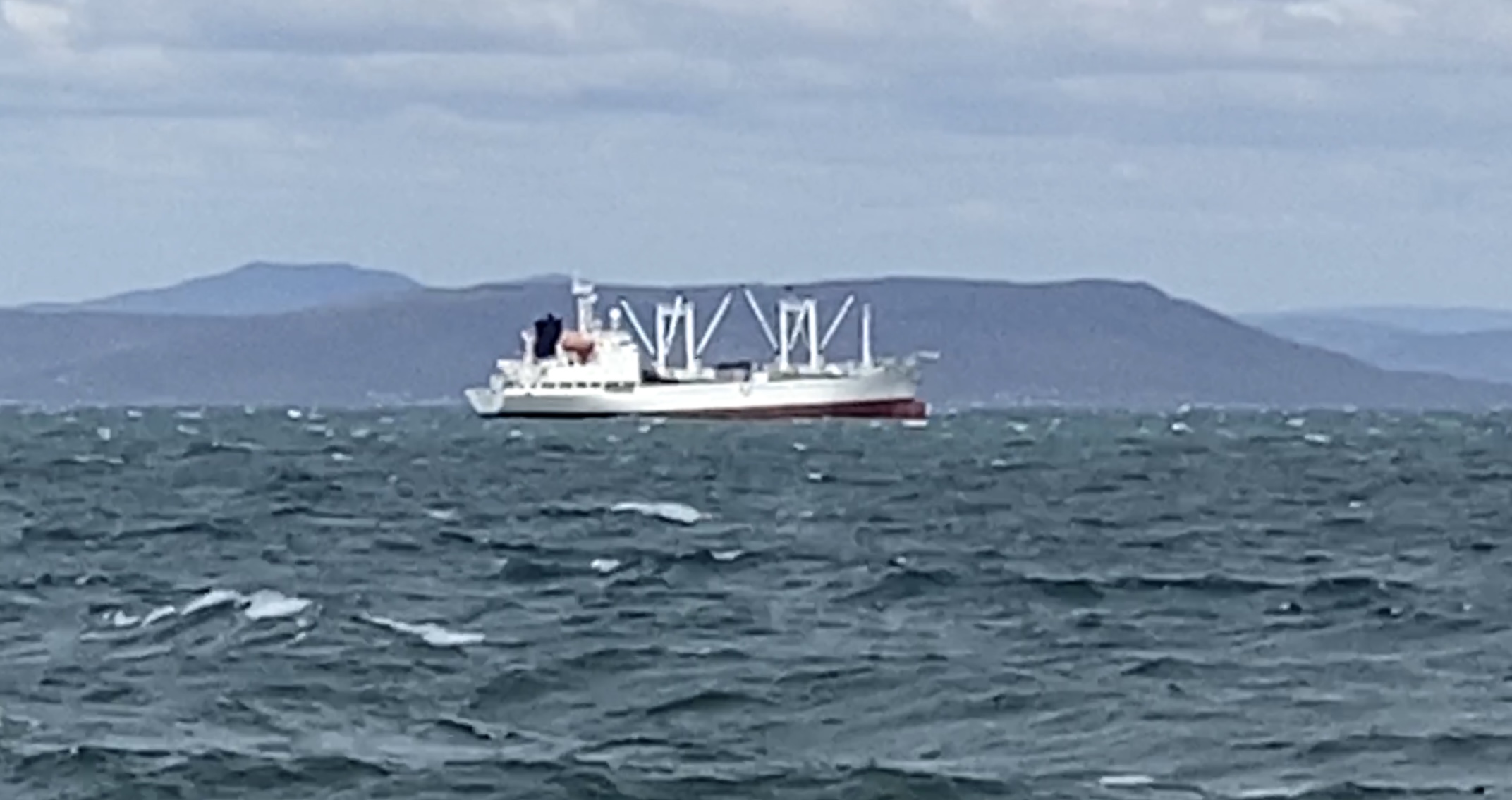 Пошла по делам, а попала на репетицию парада. Море волнуется после шторма. 7 мая 2024 г. смотреть онлайн