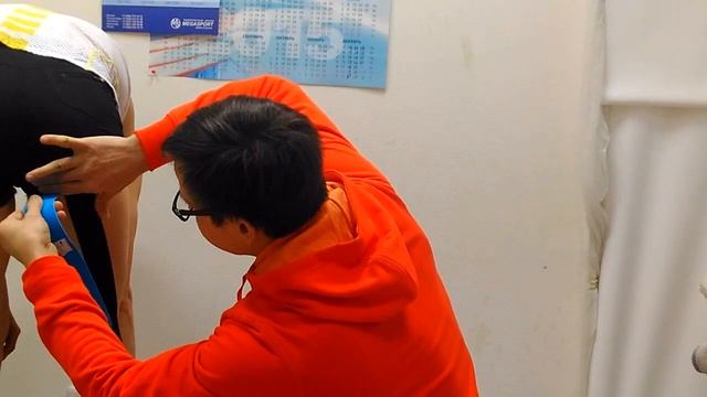Тейпирование задней поверхности бедра кинезиотейпом ! Taping the hamstring with kinesio tape смотреть онлайн