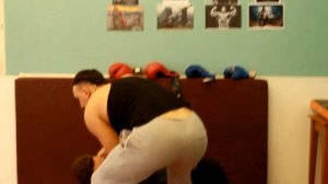 Как повалить  человека