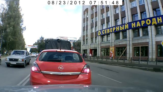 Ухта. Белая лада-приора грубо нарушает ПДД. смотреть онлайн