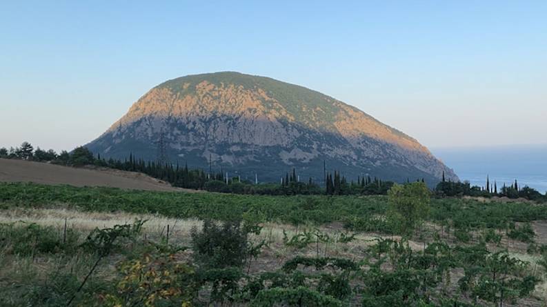 По Крыму пешком над Медведь горой по Старому Южнобережному шоссе, колокольный звон над Гурзуфом и пи смотреть онлайн