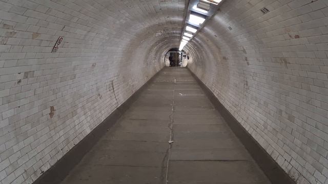 🇬🇧 Walking in LONDON - Greenwich and Greenwich Foot Tunnel Tour, England UK - 4K Ultra HD 60fps смотреть онлайн