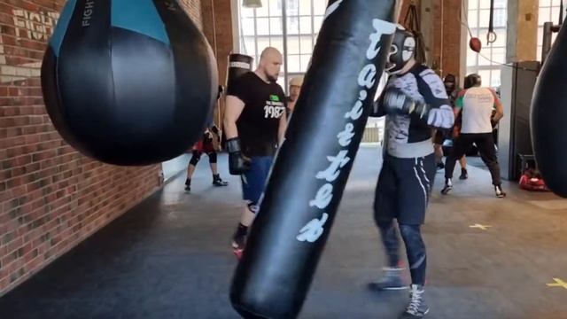 На тренировке в зале бокса у профессионалов ? смотреть онлайн