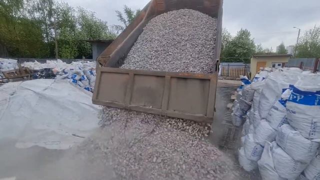 Щебень фр. 20-40 мм, горный, светлый смотреть онлайн