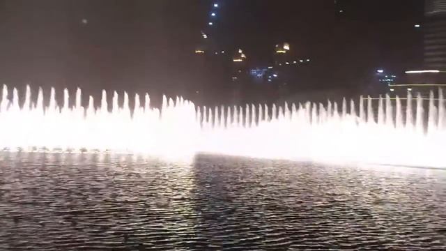 Поющие танцующие фонтаны в Дубае, ОАЭ смотреть онлайн