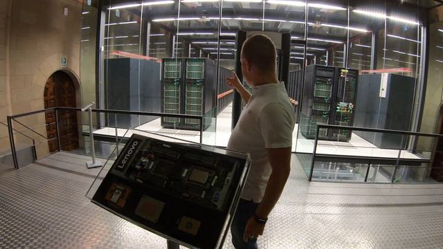 👩🏽💻БАРСЕЛОНА: СУПЕРКОМПЬЮТЕР В ЦЕРКВИ. смотреть онлайн
