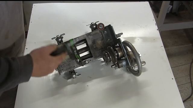 Плавное перемещение суппорта на токарном станке по дереву. Smooth movement of lathe carriage смотреть онлайн