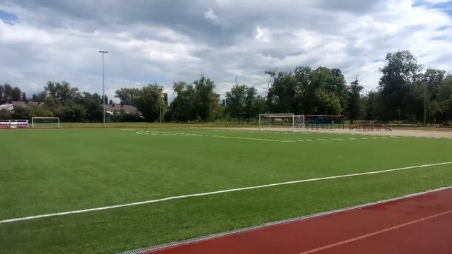 Макс катается на самокате Roces S15-145 по стадиону, по лужам и объезжает препятствия / Гонки смотреть онлайн