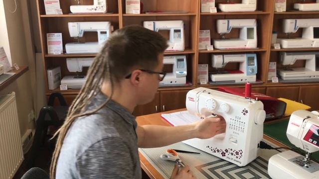 OBSŁUGA MASZYNY DO SZYCIA: Jak poprawnie nawijać nić na szpulkę? | SZYJ.PL смотреть онлайн