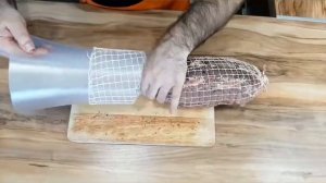 Мясной рулет в кулинарной сетке для запекания