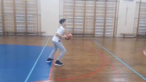 Остановка двумя шагами с ведением мяча.