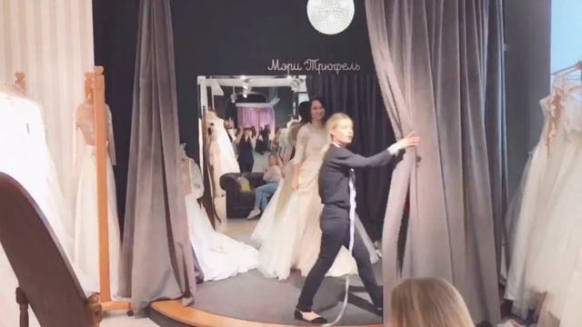 Выбираем платье невесты. Скоро свадьба и девичник. смотреть онлайн