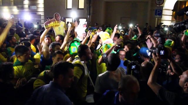 Brazil football fans near lotte hotel Samara 30.06.18 Бразильские фанаты возле hotel лотте Самара смотреть онлайн
