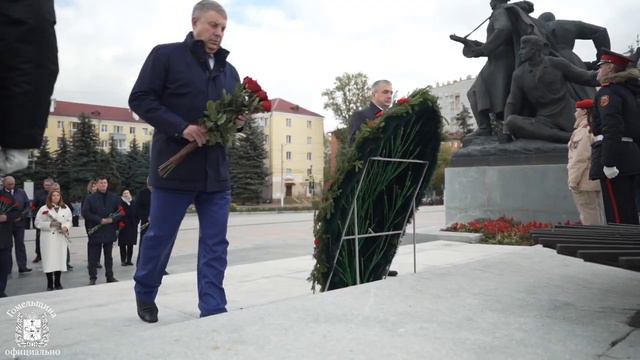 Александр Богомаз и Иван Крупко возложили цветы на площади Партизан в Брянске смотреть онлайн