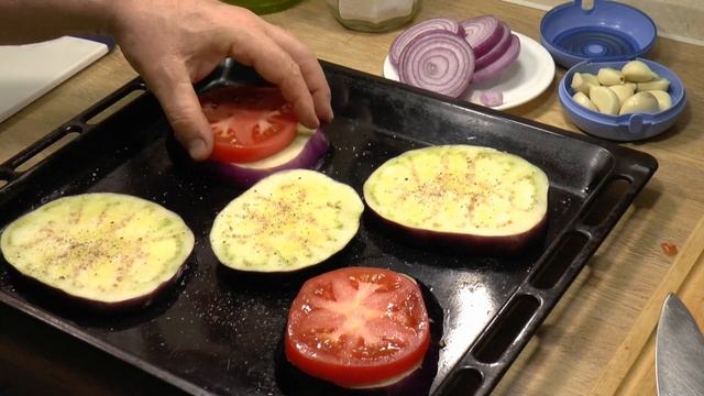 Великолепная горячая закуска из баклажанов, помидоров, красного лука, чеснока. Рекомендую! смотреть онлайн