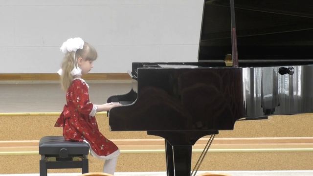 Алексеева Надежда. Л. Моцарт. Менуэт d-moll; С. Майкапар "В садике" смотреть онлайн