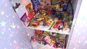 Ева собирается играть со сладостями