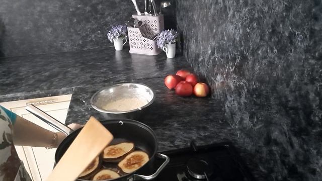 блины с яблоками и немного о символике блинов в фольклере и обрядах. смотреть онлайн