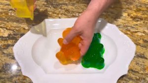 Настя с подружкой лепят фигурки животных из овощей и фруктов. Истории для детей