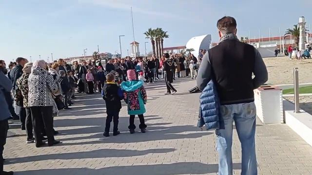 ТУРИСТЫ ЗАПОЛОНИЛИ ЦЕНТРАЛЬНЫЙ ПЛЯЖ / ФОРЕЛИ В СОЧИ НЕТ смотреть онлайн