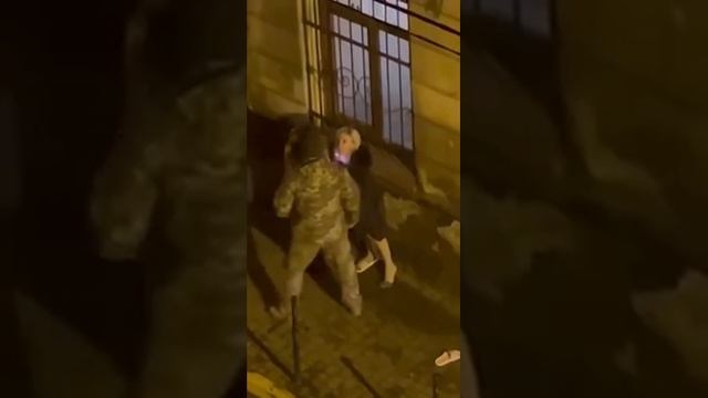 Работники военкомата (ТЦК) силой затолкали мужчину в машину, а женщине выбили телефон из рук. смотреть онлайн