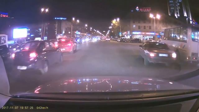 Таранит маршрутку в Ворнеже смотреть онлайн