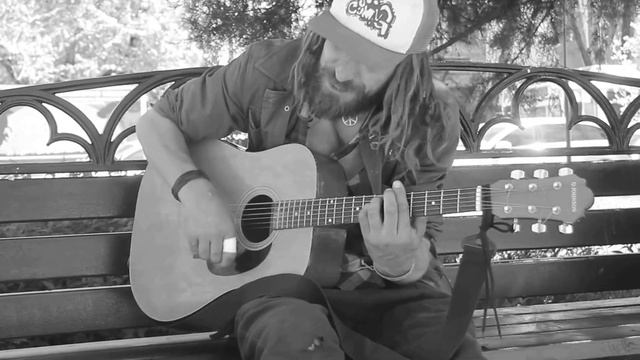 Уличный Cover  – В голове голоса, белая полоса