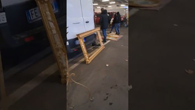 Антикварный рынок недалеко от Милана смотреть онлайн