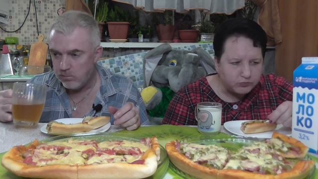 MUKBANG RUSSIA|ДОМАШНЯЯ ПИЦЦА|PIZZA|ДВЕ ПИЦЦЫ С СОЛЕНЫМИ ОГУРЦАМИ смотреть онлайн