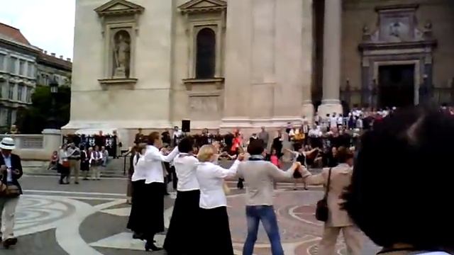 Budapest, собор Святого Иштвана. Флеш-моб верующих смотреть онлайн