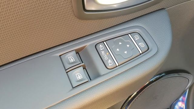 RENAULT Clio 1.5 dCi 90cv MOSCHINO ZEN EDC (automatica) 5P смотреть онлайн